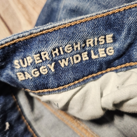 American Eagle Super High Rise Baggy Wide Leg Jean's - Picture 3 of 8